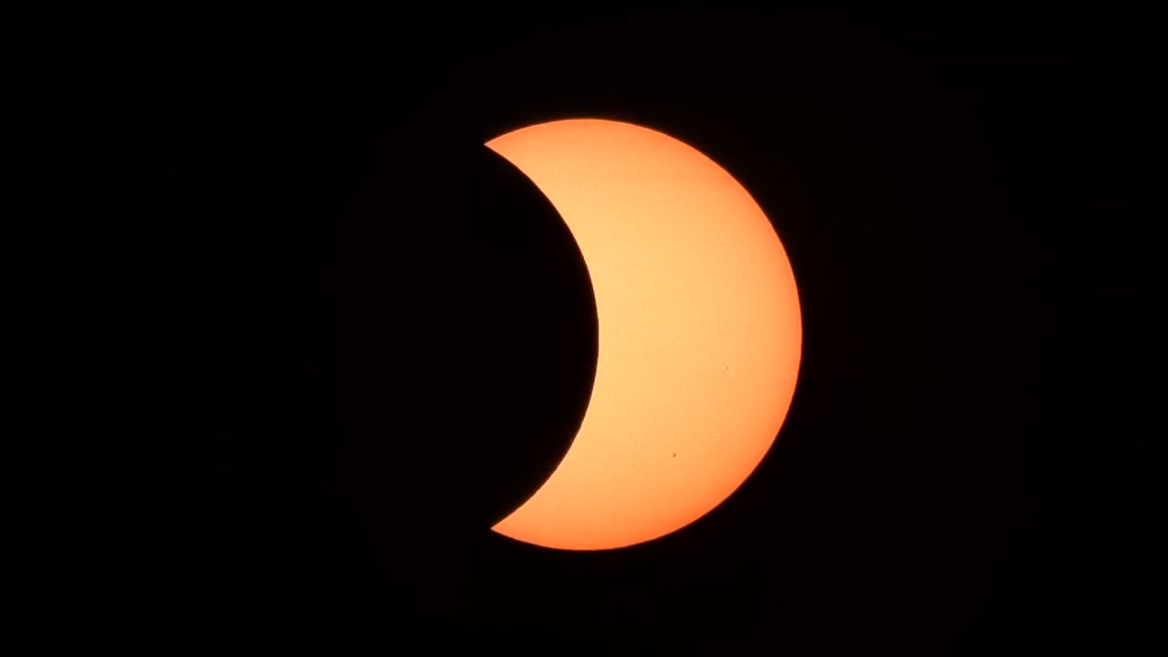 Stage 4 of 5 · Past maximum — the Sun re-emerging as the Moon slides away